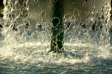 圆形水池摄影照片_圆形瀑布和水池
