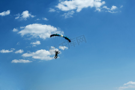 空降摄影照片_蓝天上身份不明的跳伞者
