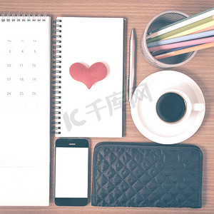 彩笔摄影照片_办公桌：咖啡和电话、钱包、日历、心形、彩笔