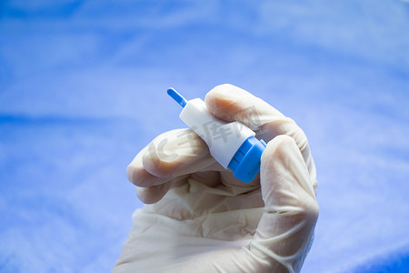 病人验血摄影照片_胰岛素测试过程、验血和注射器。