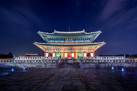 景福宫和银河在首尔，韩国的夜晚。