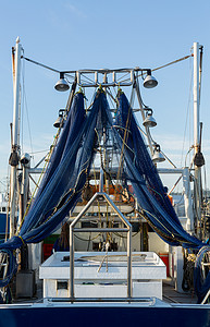 船上悬挂的蓝色渔网或拖网
