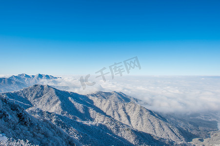 韩国冬天，雪岳山被晨雾覆盖。