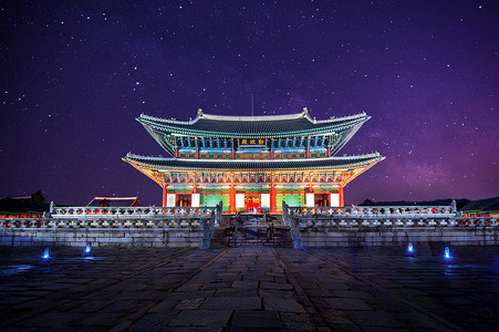 景福宫和银河在首尔，韩国的夜晚。