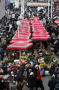 多个下拉箭头摄影照片_人们在克罗地亚萨格勒布的多拉克市场卖花