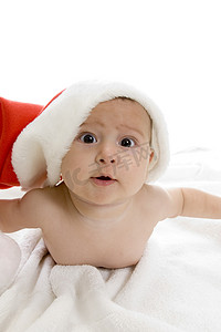 圣诞帽的婴儿摄影照片_可爱的婴儿躺在圣诞老人的帽子