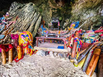 泰国甲米 Phra nang 洞穴或公主洞穴海滩的生育寺庙