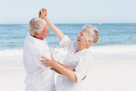 在海滩上跳舞的年长夫妇