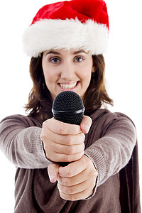 戴着圣诞帽唱歌的年轻女性