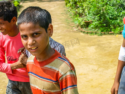 Amroha，北方邦，印度- 2011年：猛击smilimg的印地安孩子