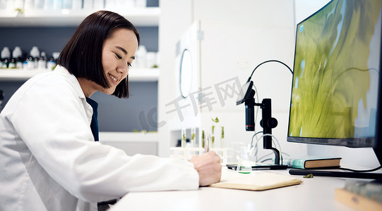 在实验室工作的科学家、规划师和亚洲女性，在办公桌前从事研究创新、撰写结果或科学分析。