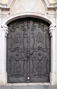 萨尔茨堡雄伟的中世纪门，有华丽的金属图案和石柱