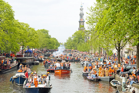 阿姆斯特丹 — 4 月 26 日：阿姆斯特丹运河上满是船只和人