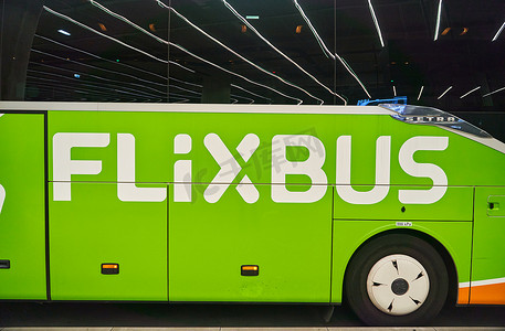 斯洛伐克，布拉迪斯拉发 — 2022年10月8日：绿色巴士特写上的Flixbus标志