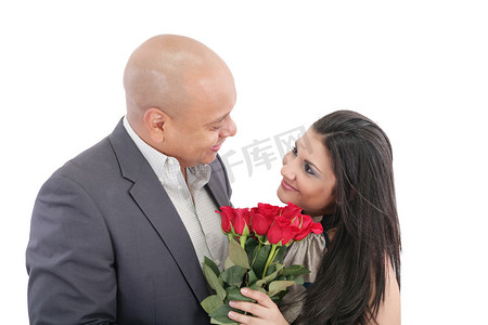 男人送一束红玫瑰给他漂亮的女朋友