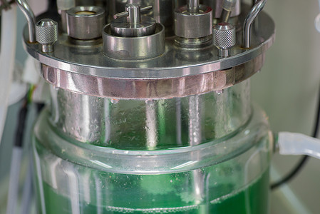 发酵罐摄影照片_实验室用带管的玻璃烧杯装置