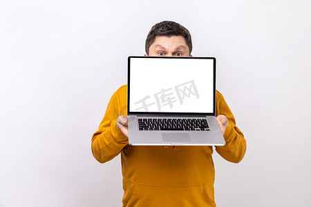 写相册优美文字摄影照片_男人用笔记本电脑遮住半张脸，上面有空显示屏，用于广告或促销文字。