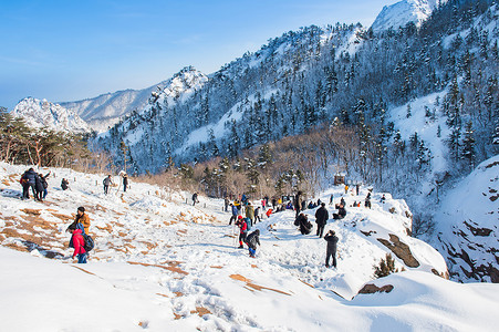 魏轻和岳山摄影照片_游客在韩国雪岳山附近拍照留念