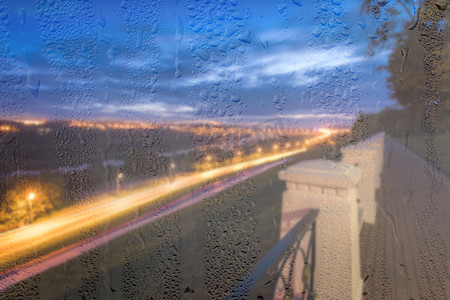 雨后城市摄影照片_夜晚公园的灯光散乱，雨后湿玻璃