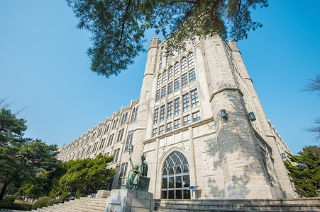韩国著名大学首尔庆熙大学中央图书馆。