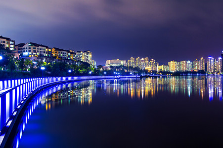 五颜六色的桥梁和都市风景在晚上在韩国。