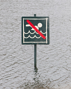 小心禁止游泳