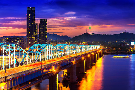 韩国首尔汉江上铜雀桥和首尔塔的市中心城市景观景观。