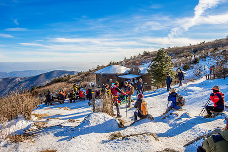 全国战疫摄影照片_游客在韩国德裕山附近拍摄美丽的风景和滑雪。