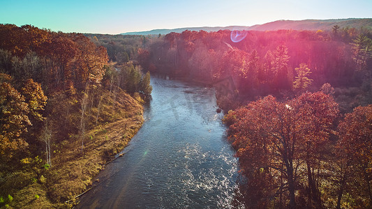 深秋期间密歇根河上空的太阳耀斑，色彩温暖