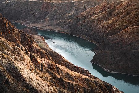 伊犁河景在岩石峡谷，阿拉木图地区，哈萨克斯坦自然如画的风景
