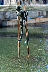 欧洲雕塑摄影照片_踩高跷的人雕塑