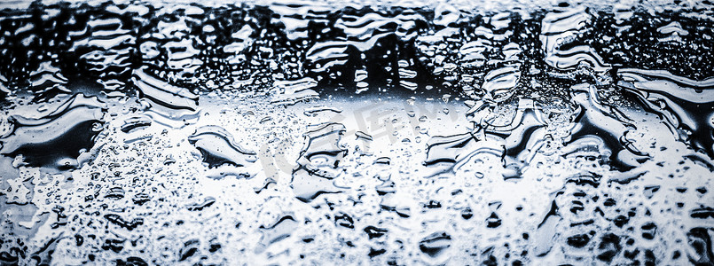 质感水摄影照片_水纹理抽象背景，水滴落在银玻璃上