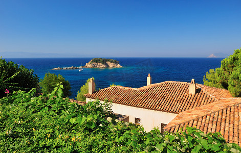 俯瞰爱琴海的希腊村庄屋顶