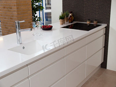 水槽广告摄影照片_现代设计的白色木制厨房
