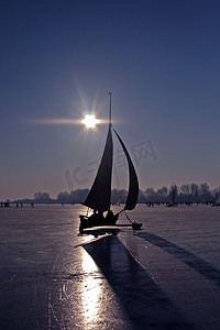 传统荷兰语：寒冷冬日在荷兰 Gouwzee 的冰上航行
