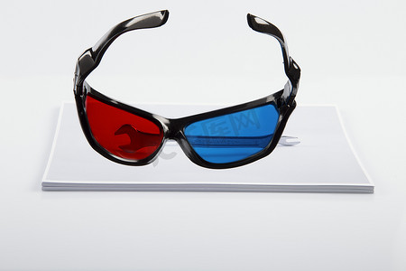 红蓝公众号摄影照片_3D 打印：黑色 3D 立体红蓝眼镜和纸质打印扳手