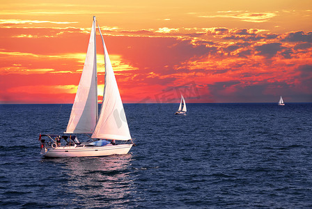 帆船大海摄影照片_夕阳下的帆船