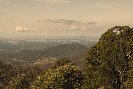 从昆士兰州布里斯班附近的光荣山 (Mount Glorious) 查看。