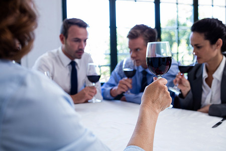 一群商人在商务午餐会议上喝着酒杯