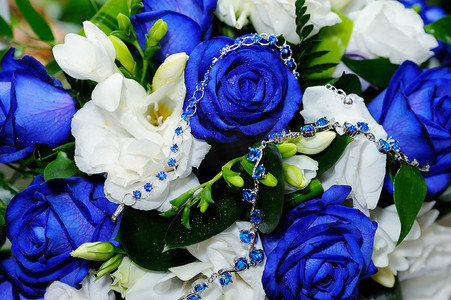 蓝玫瑰和蓝色手镯