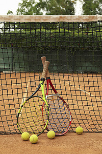 红土场上的球拍和网球