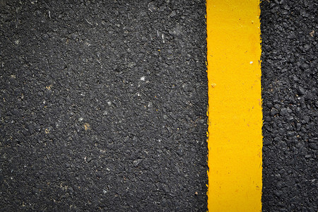 askew摄影照片_道路纹理上的新黄线