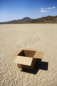 沙漠中的空盒子。
