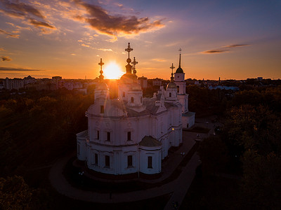 盛世华诞72摄影照片_乌克兰秋季阳光明媚的夜晚，从空中俯瞰波尔塔瓦市的建筑