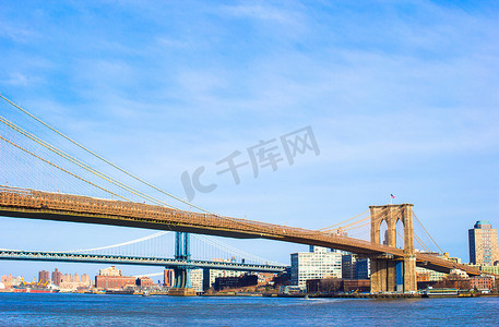 从纽约城看东河布鲁克林大桥