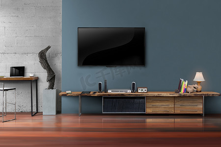 深蓝色墙壁上的 LED 电视，客厅配有木桌