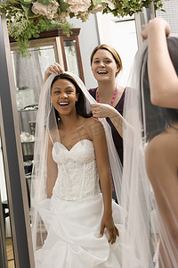 女裁缝帮助新娘。