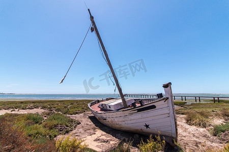 Ria Formosa 沼泽地沙丘植被上的弃船