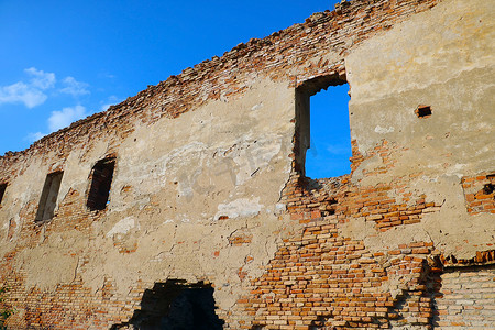 旧红砖建筑的破墙。