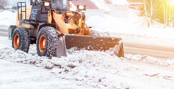 除雪摄影照片_冬季从雪中清洁和清洁城市道路